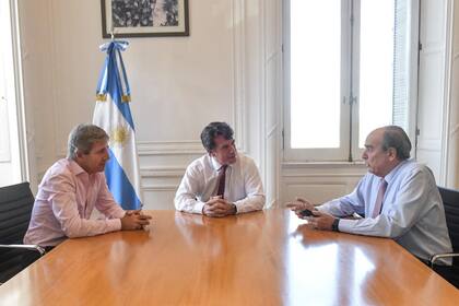 Caputo, Posse y Francos, en el despacho de jefe de ministros, en el marco de la reunión en la que se decidió la convocatoria a los gobernadores