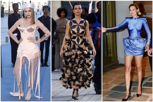Transparencias, corsets y hasta un caballo: todos los looks de un extravagante evento de moda