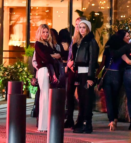 Cara Delevingne y su novia Leah Mason fueron vistas cenando con la actriz Sienna Miller y el actor Matt Smith en Madeo en West Hollywood