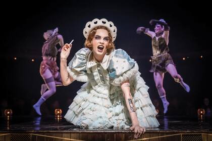 Cara en la piel de Sally Bowles, el personaje de Cabaret inspirado en la cantante Jean Ross.