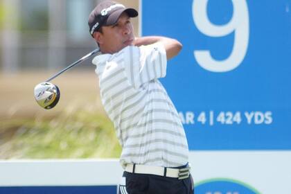 Caraballo en el tee del hoyo nueve; el bahiense es el puntero del Open de la Argentina