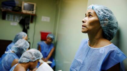 Caracas: un grupo de cinco mujeres espera ingresar en un quirófano para que los especialistas las sometan a una cirugía de esterilización