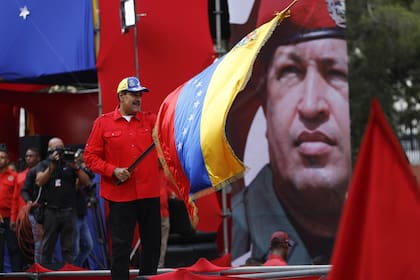 Nicolás Maduro junto a una imagen de Hugo Chávez