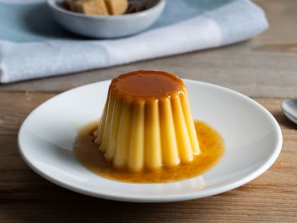 Caramelizar la budinera es el primer paso para preparar el flan