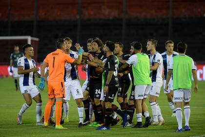 Caranta, arquero de Talleres, fue a protestar hasta la mitad de la cancha y recibió la amarilla; fue un partido muy protestado