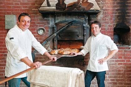Caras conocidas. Los franceses Olivier Hanocq y Bruno Gillot al frente de L''épi, donde tienen un horno de leña de 1911