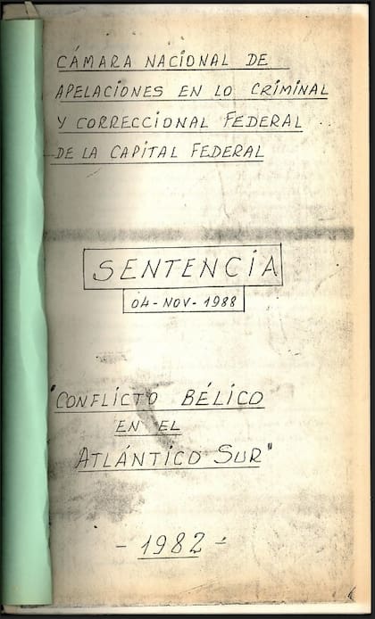 Carátula de la sentencia que dicta la Cámara Nacional de Apelaciones en lo Criminal y Correccional Federal de la Capital Federal en la "Causa 59". Allí revisa el juicio del CONSUFA y, finalmente, equipara las condenas para los tres comandantes de la Junta Militar: Galtieri, Anaya y Lami Dozo reciben una pena de 12 años de prisión.