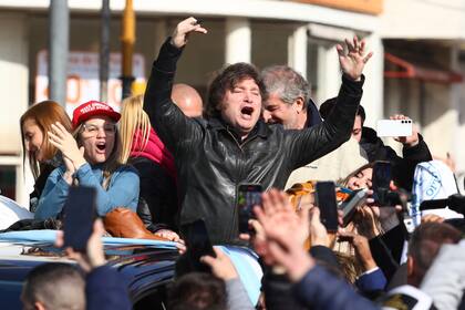 Caravana de La Libertad Avanza con Milei, el Dipi y Piparo por el centro de Ramos Mejía.