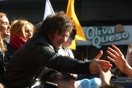 Caravana de La Libertad Avanza con Milei, el Dipi y Piparo por el centro de Ramos Mejía.
