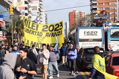 Caravana de La Libertad Avanza con Milei, el Dipi y Piparo por el centro de Ramos Mejía.