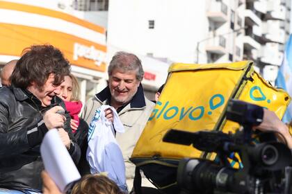Caravana de La Libertad Avanza por el centro de Ramos Mejía
