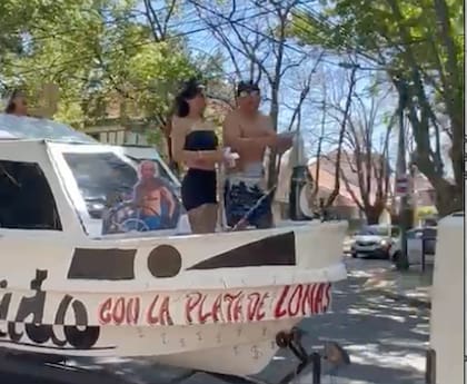 Caravana de la oposición en Lomas de Zamora con una parodia del “yategate” de Martín Insaurralde