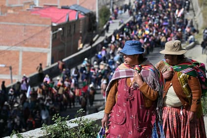 Caravana de manifestantes que marcha desde El Alto hacia La Paz
