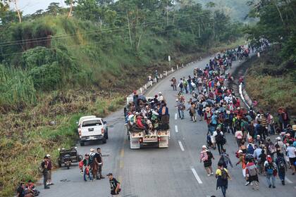 La caravana que se dirige a los Estados Unidos, en la carretera en Huixtla, estado de Chiapas, México