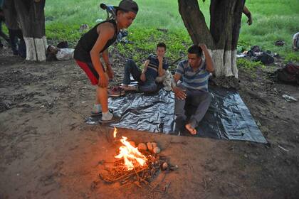 Migrantes que participan en una nueva caravana que se dirige a los EE. UU