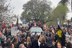 Una caravana de Javier Milei, acompañada por una multitud o solo un puñado de personas