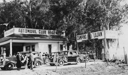 Caravana de Zárate a Mercedes realiza un alto en el camping de Luján.