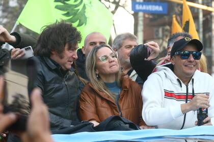 Caravana electoral de La Libertad Avanza con Milei, el Dipi y Píparo por el centro de Ramos Mejía.