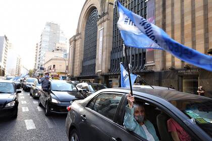 Caravana en Abasto: los shoppings piden reabrir tras seis meses sin actividad