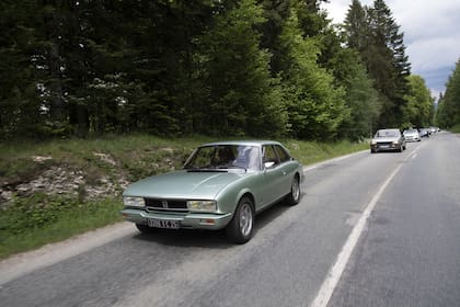 Caravana. ?La impecable y potente coupé V6 con inyección de combustible comanda la columna, seguida por el 504 Cabrio y varios 508