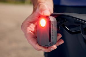 Este dispositivo detecta cuando tenés una auto cerca, enciende una luz para que te vea y te avisa en el manubrio