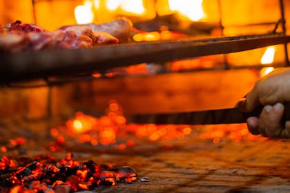 ¿Carbón o leña? Si se tienen los dos, mejor, ya que cada uno aporta un ahumado distinto