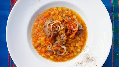 Carbonada con chivo de Malargüe, lomo de llama a la chermoula sobre hummus, codillo de cerdo en chicha jujeña y humita en chala, platos de Cocina de Altura 2016