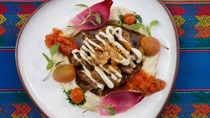 Carbonada con chivo de Malargüe, lomo de llama a la chermoula sobre hummus, codillo de cerdo en chicha jujeña y humita en chala, platos de Cocina de Altura 2016