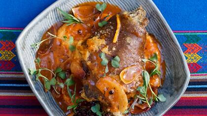 Carbonada con chivo de Malargüe, lomo de llama a la chermoula sobre hummus, codillo de cerdo en chicha jujeña y humita en chala, platos de Cocina de Altura 201