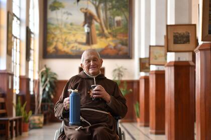 Cardenal Dri con su mate, fiel compañero de las confesiones matutinas