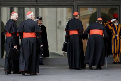 Los cardenales llegan a la reunión en el Vaticano, previa al cónclave que eligió al Papa Francisco en 2013
