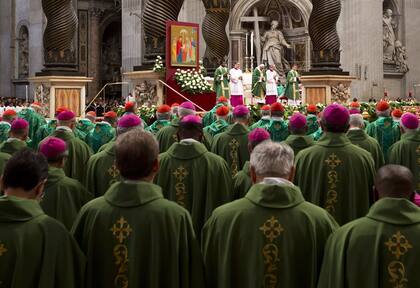 Cardenales, obispos y sacerdotes escucharon ayer al Papa en la Basílica de San Pedro durante la apertura del sínodo de la familia