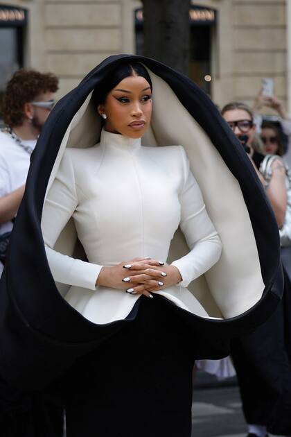 Cardi
B, una de
las estrellas
invitadas
por Rolland,
con un diseño
superoriginal:
chaqueta muy
entallada de
cuello alto,
con una capucha
estructurada que parte
desde la cintura, a modo
de cápsula.