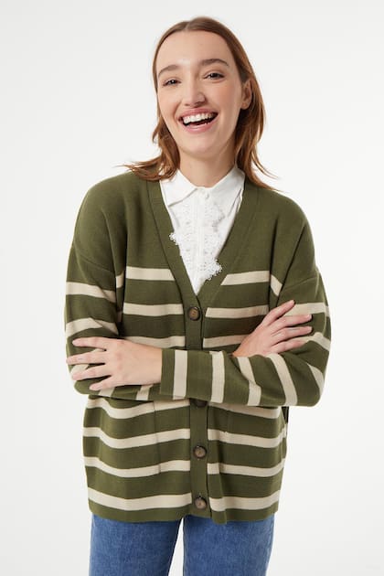 Cardigan + camisa, una gran dupla.