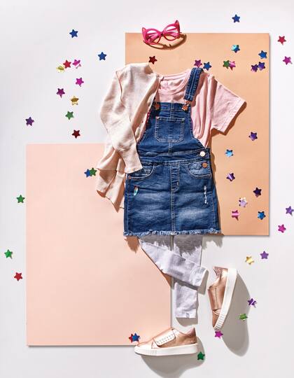 Cárdigan rosado de hilo (Paula Cahen d’Anvers), remera de algodón (Teenitas), enterito de jean (Rapsodia Girls), leggins (Mimo Co), zapatillas (Kickers)
