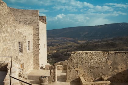 Cardin tenía mucho trabajo por delante, pero tenía claro que no quería hacer una reconstrucción completa que borrara la esencia y la historia del lugar