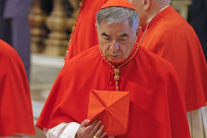 VATICAN CITY, VATICAN, APRIL 23: Cardinal Giuseppe Becciu (R) pays his respect to the body of Pope Francis in St. Peter's Basilica at the Vatican on April 23, 2025. The faithful will pay their respects to Pope Francis, who died on April 21 at the age of 88, ahead of his funeral, which will be celebrated on April 26 in St. Peter's Square. (Photo by Riccardo De Luca/Anadolu via Getty Images)