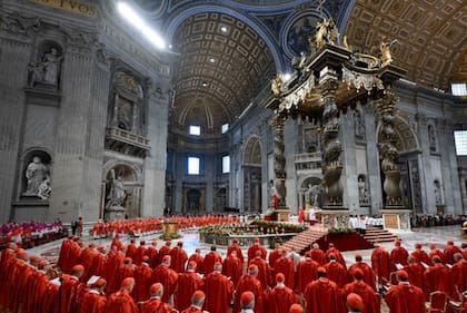 Los cardenales electores durante una misa previa al comienzo del cónclave