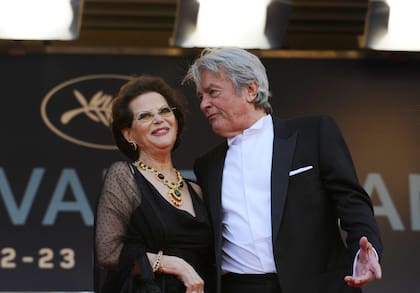 Cardinale y Alain Delon para la proyección de El gatopardo en el 63° Festival de Cannes, en 2010