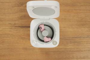 Cardlax EarBuds Washer tiene un cepillo para quitar la cera del auricular y una esponja, dentro de la caja, que gira y limpia el plástico