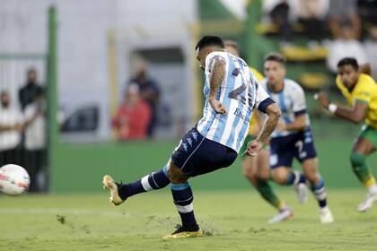 Cardona, de penal, abrió el marcador para Racing