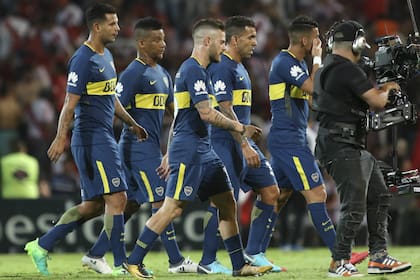 La salida de la cancha, después de la derrota ante River. Boca vive horas difíciles