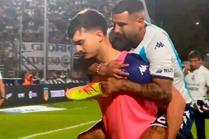 Cardona, lesionado, sale en andas del arquero Tagliamonte