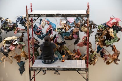 Cardozo durante el montaje de "Las Vestiduras", instalación inspirada en "El paraíso" de Tintoretto