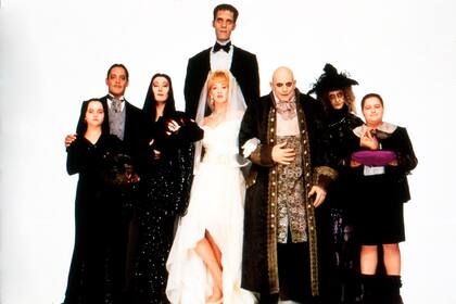 Carel Struycken junto a sus compañeros de elenco de Los locos Addams