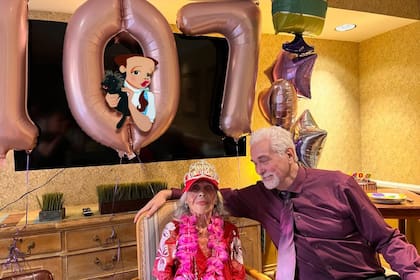 Caren, en su festejo de 107 años, junto al ilustrador de Disney David Woodman, que le regaló el dibujo de Dorothy con su perro Toto