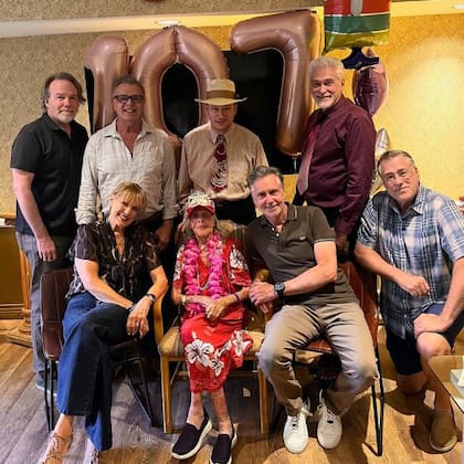 Caren Marsh Doll junto en la celebración íntima de su cumpleaños número 107, el 6 de abril de 2026