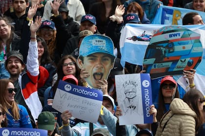 Caretas y banderas en el road show de Franco Colapinto en la ciudad