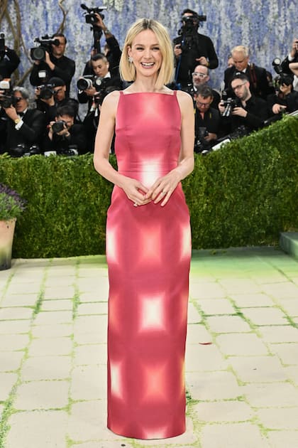 Carey Mulligan reflejó destellos de luz con este modelo en fucsia de Prada