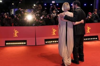 Carey Mulligan y Adam Sandler dejaron en claro en el Festival de cine de Berlín que la química entre ellos funcionó a la perfección tanto dentro como fuera del set. En El astronauta, la dupla interpreta a una pareja que lleva su crisis matrimonial al espacio